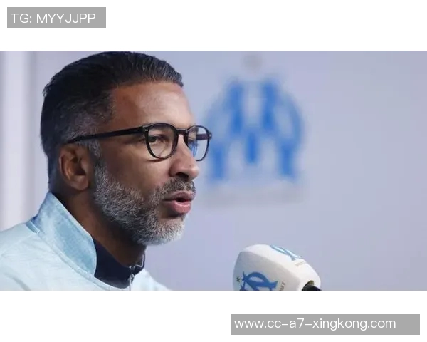 谢尔基现场见证里昂胜利与恩师丰塞卡热情拥抱庆祝